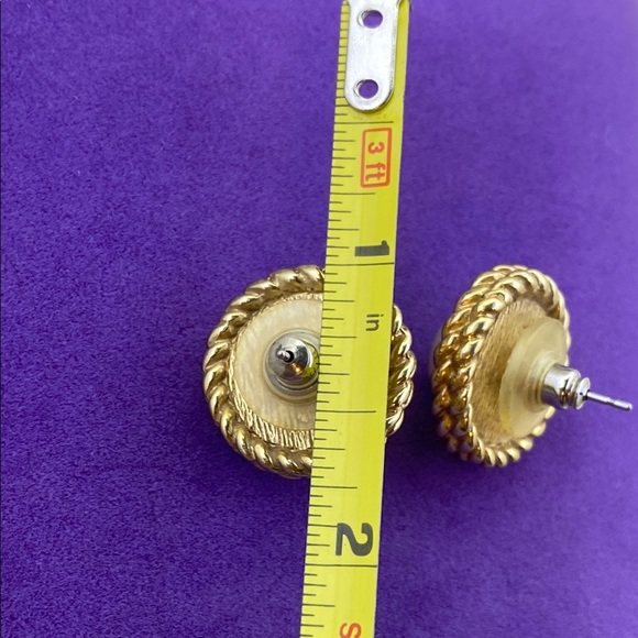 💛 Elegant Gold Plated Cream Pearl Stud Earrings - Picture 3 of 4